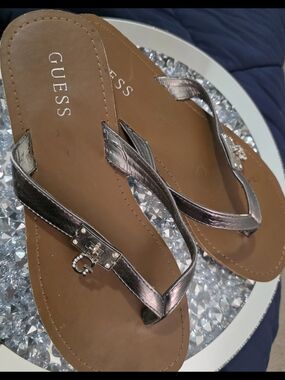 GUESS Sandals Womens 7.5 Silver Metallic Strap Flip Flop G Logo Charm
